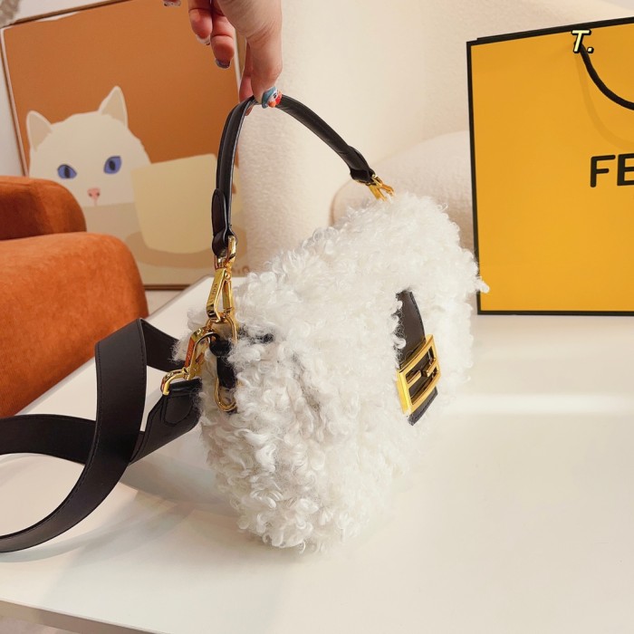 Fendi 2022 new wool lamb one-shoulder slant-span women's bag can be portable messenger bag