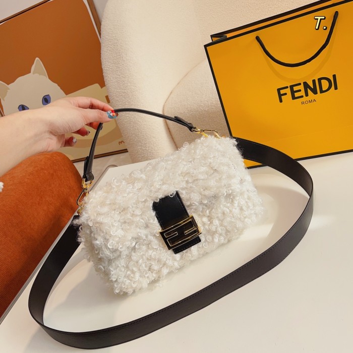 Fendi 2022 new wool lamb one-shoulder slant-span women's bag can be portable messenger bag