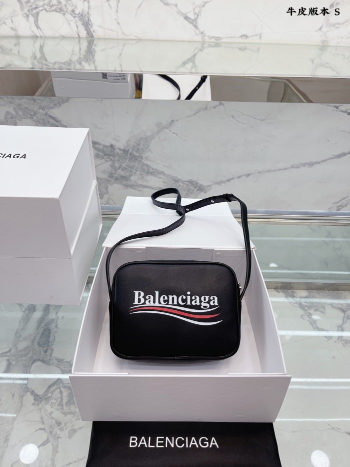 Balenciaga graffiti camera bag counters are limited