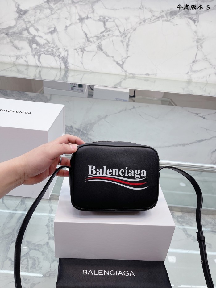 Balenciaga graffiti camera bag counters are limited