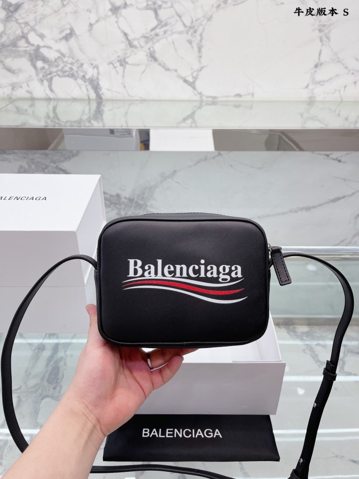 Balenciaga graffiti camera bag counters are limited