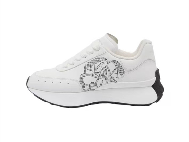Alexander Mcqueen Women's Sprint Runner in White/silver/black