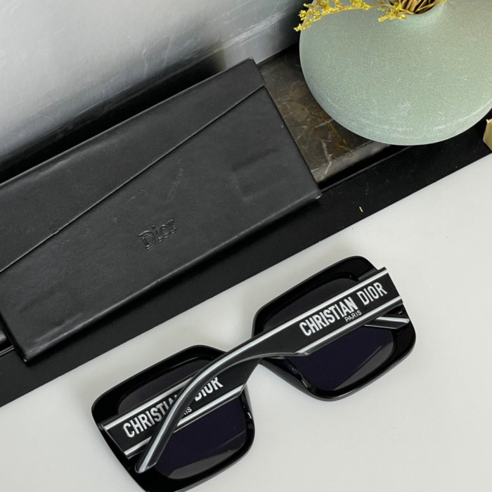 1:1 quality version Simple and fresh black frame sunglasses