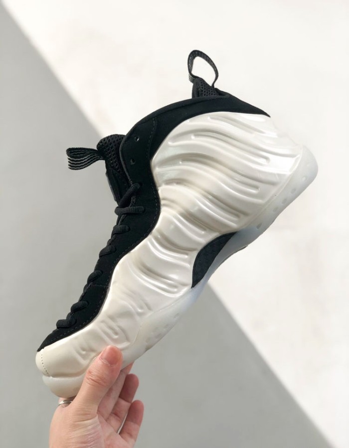 Black and White Clashing Color Thick Bottom Basketball Sneakers