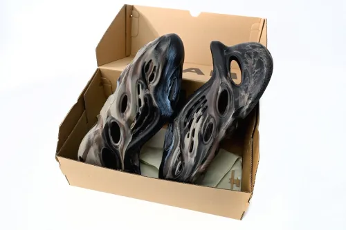 A Y**zy Foam Runner MX Brown Blue ID4126
