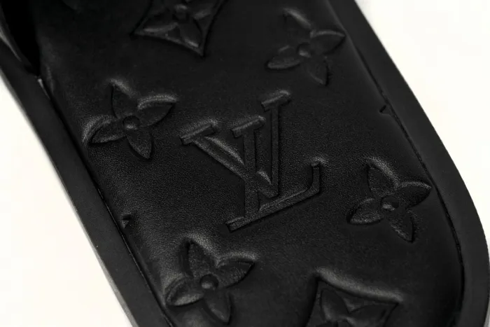 L  Oasis Black Embossing 1AA4CF