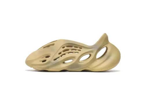 A Y**zy Foam Runner Desert Sand GV6843