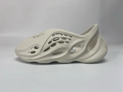 A Y**zy Foam Runner Ararat G55486
