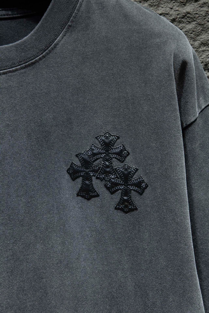Leather label embroidered cross Tee 2 colors