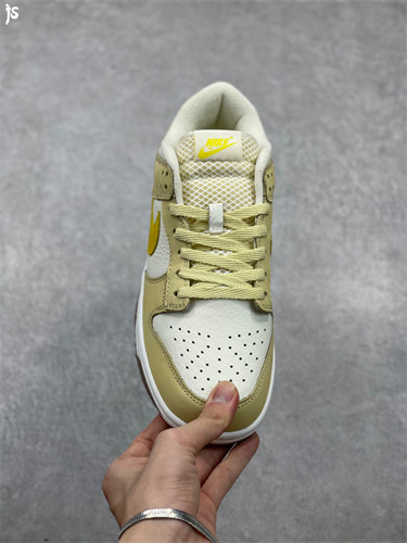 Nike SB Dunk Low Light Yellow