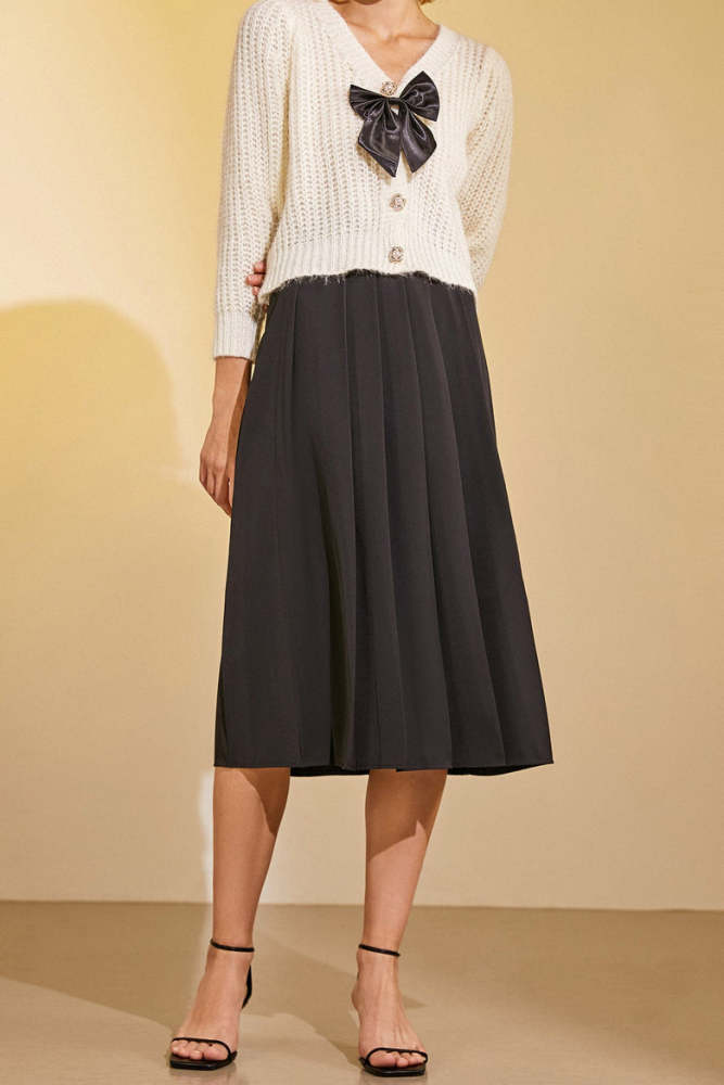 Black Half-Elastic Waist Pleated Midi Skirt