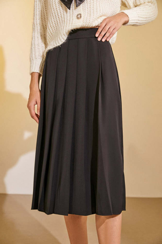 Black Half-Elastic Waist Pleated Midi Skirt