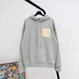 New Leather Logo with Graffiti Letters Embossed In White Pop Clothes Chest Pocket Cotton Fabric with Cap Sweatshirts Clothes