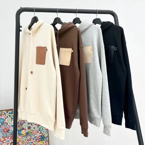 New Leather Logo with Graffiti Letters Embossed In White Pop Clothes Chest Pocket Cotton Fabric with Cap Sweatshirts Clothes