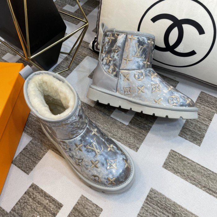LV 001 boots XM552