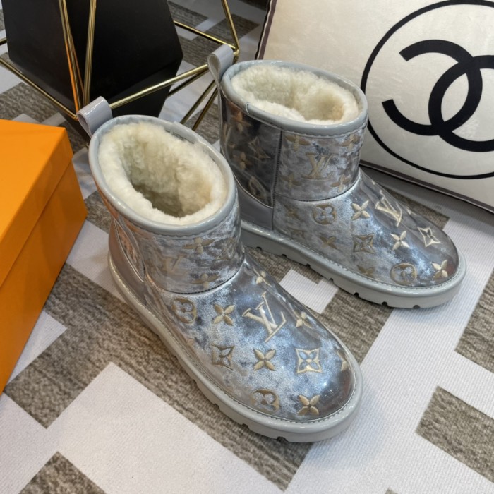 LV 001 boots XM552