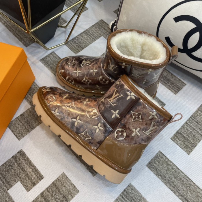 LV 001 boots XM552