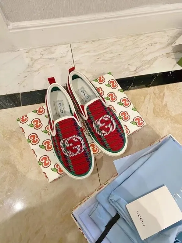 Gucci 020 Casual shoes XM062