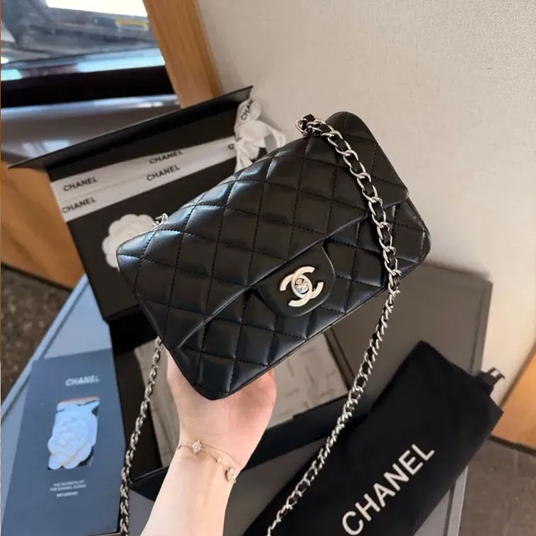 Chanel Shoulder Bag 046 DB561 20cm