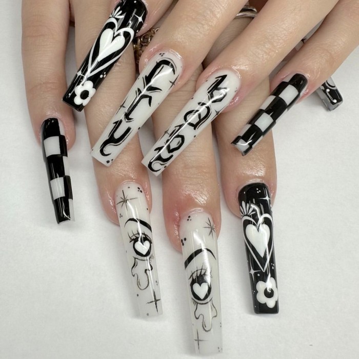 Fashion 24PCS Anime Love Black and White Checkered Wearable Nails