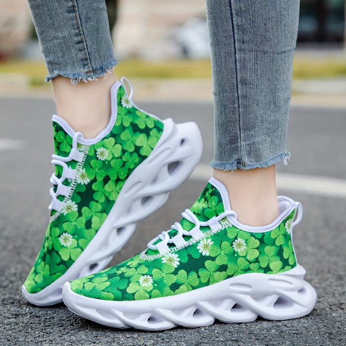 Women's Clover Print Sneakers, Casual Lace Up Outdoor Shoes, Comfortable Low Top Running Shoes