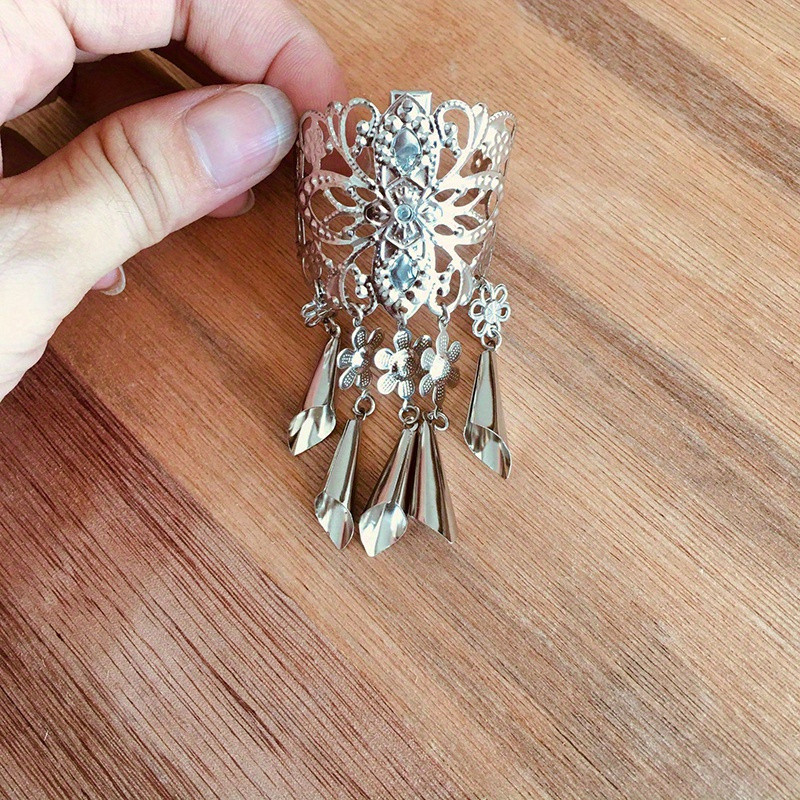 Vintage Elegant Alloy Hair Clip with Bell Tassel Design – 1pc Hollow Metal Hairpin for Ponytail