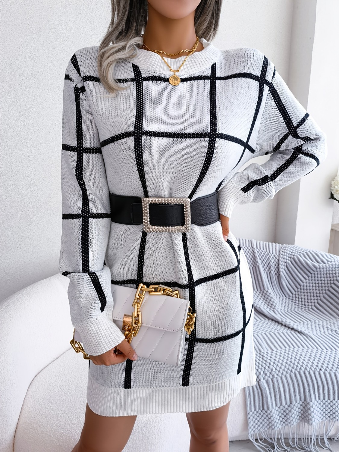 Fitted Color-Block Long-Sleeve Dress with Round Neckline