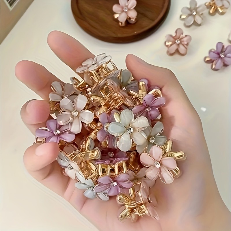 Ten Stylish And Gleaming Mini Heart-Shaped Hair Clips, Perfect for Girls' Princess-Themed Fashion. Ideal for Everyday Use by Women, As Well As for Party And Holiday Hairstyles, These Make a Wonderful Gift for Young Girls.