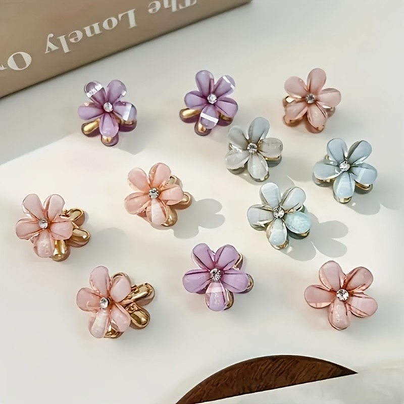 Ten Stylish And Gleaming Mini Heart-Shaped Hair Clips, Perfect for Girls' Princess-Themed Fashion. Ideal for Everyday Use by Women, As Well As for Party And Holiday Hairstyles, These Make a Wonderful Gift for Young Girls.