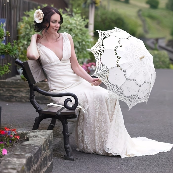 1pc Elegant Victorian Lace Umbrella 1pc Exquisite Victorian Wedding Lace Umbrella - Decorative, Straight Wooden Handle, Sun Parasol, Black Lace Canopy, Elegant Outdoor Accessory for Bride, Bridesmaid, Wedding Party - Ideal for Romantic, Vintage, Rustic Themed Weddings