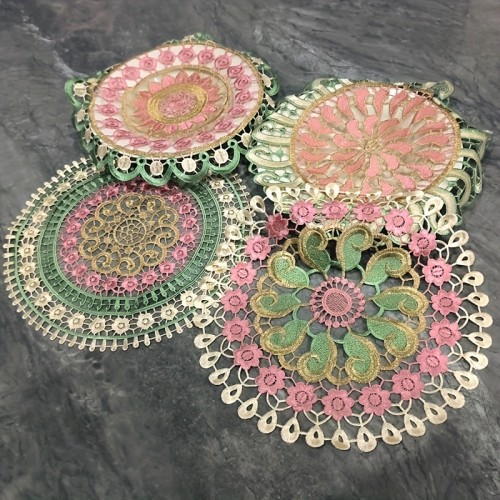 Colorful Lace Hollow Flower Tablecloth and Mat Table Decoration Mat with Pastoral Style Round Embroidery Cup and Bowl Mat 3D Colorful Tablecloth Light Luxury Suitable for Living Room, Bedroom, Restaurant Commercial Decoration Mat Photography Props Retro Simple Country Table Mat Embroidery