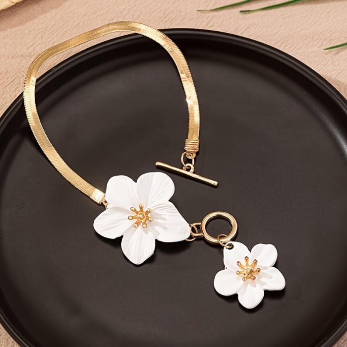 Elegant Golden-Tone Anklet with Chic White Flower Charms - Zinc Alloy, Ideal for Vacation & Daily Wear - Simple Yet Sophisticated Women's Foot Jewelry