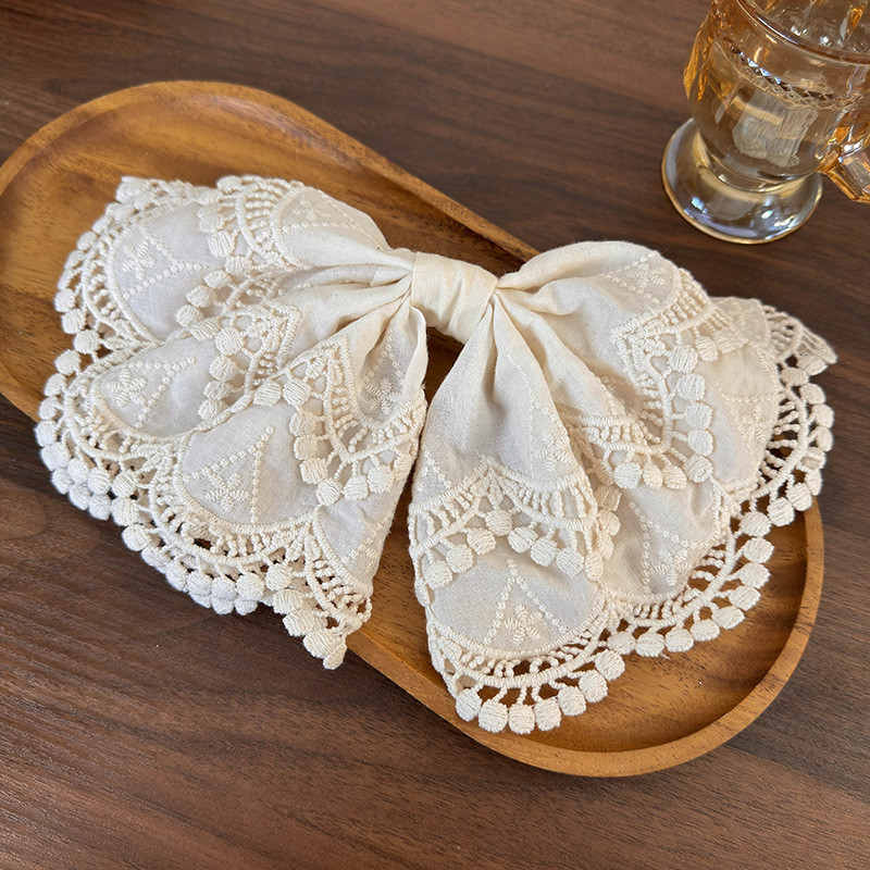 Elegant White Lace Hair Clip - Vintage Floral Patterns, Cute Bow Design for Chic Half-Up Hairstyles