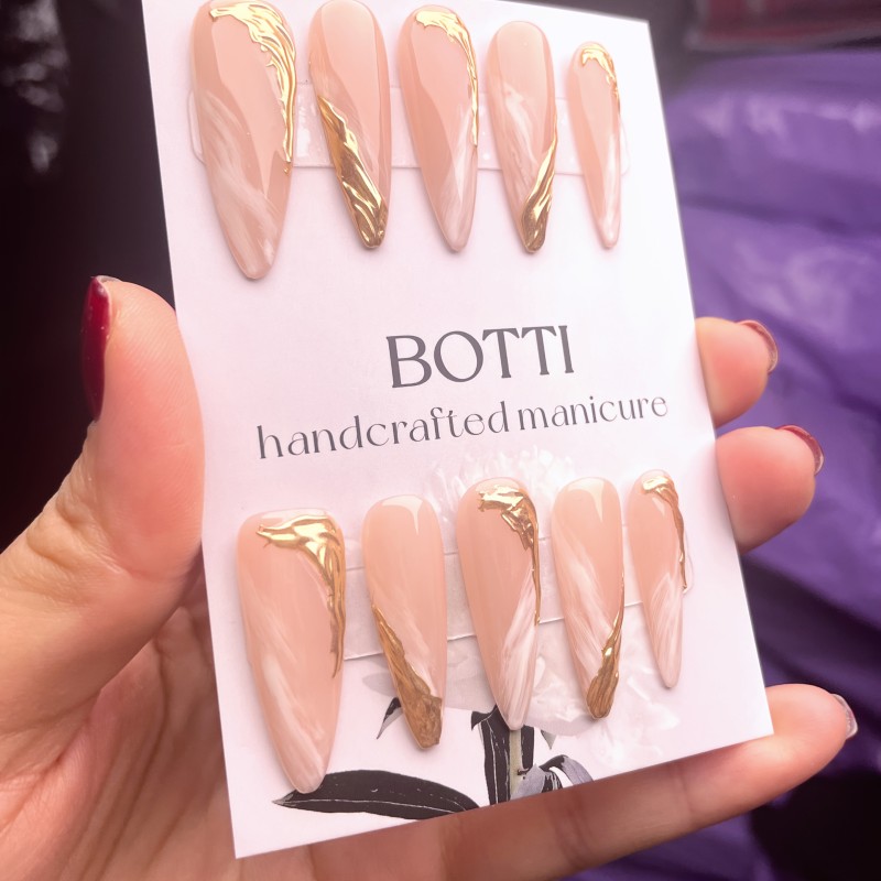 A Set of Ten Handmade Full-Cover Nail Decals for Women, Reusable in a Nude Pointed Shape with a Gradient Metallic Finish.