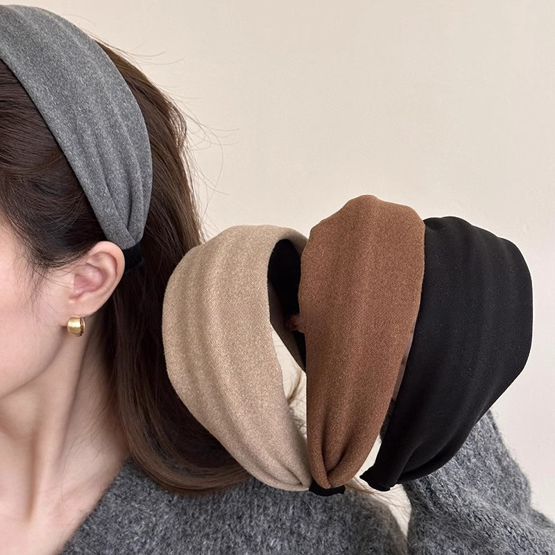 Women's Luxurious -Adorned Velvet-Like Wide Edge High Skull Headband - Beige\u002FBlack\u002FBrown\u002F - Hair Accessory for Face-Washing, Buns, Braids & Ponytails - Elegant Hair for Weddings, Parties, Daily Use