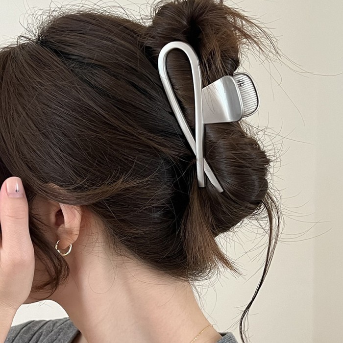 Metal droplet clip Silvery shark clip hair grab high-end hair clip female clip hair card back of accessory hair clip, Hair Styling Tool, Hair Accessory, Stylish Hairpin, Elegant Hair Clip, Highquality Metal, Sleek Finish, Decorative Hairpin, Hairstyling Enthusiasts, Women's Hair Accessory