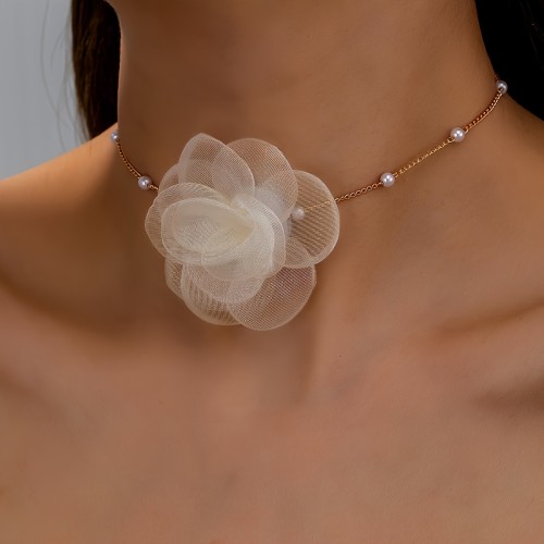 A Delicate And Elegant Sweet Faux Pearl Chain with Gauze Flower Neck Decoration