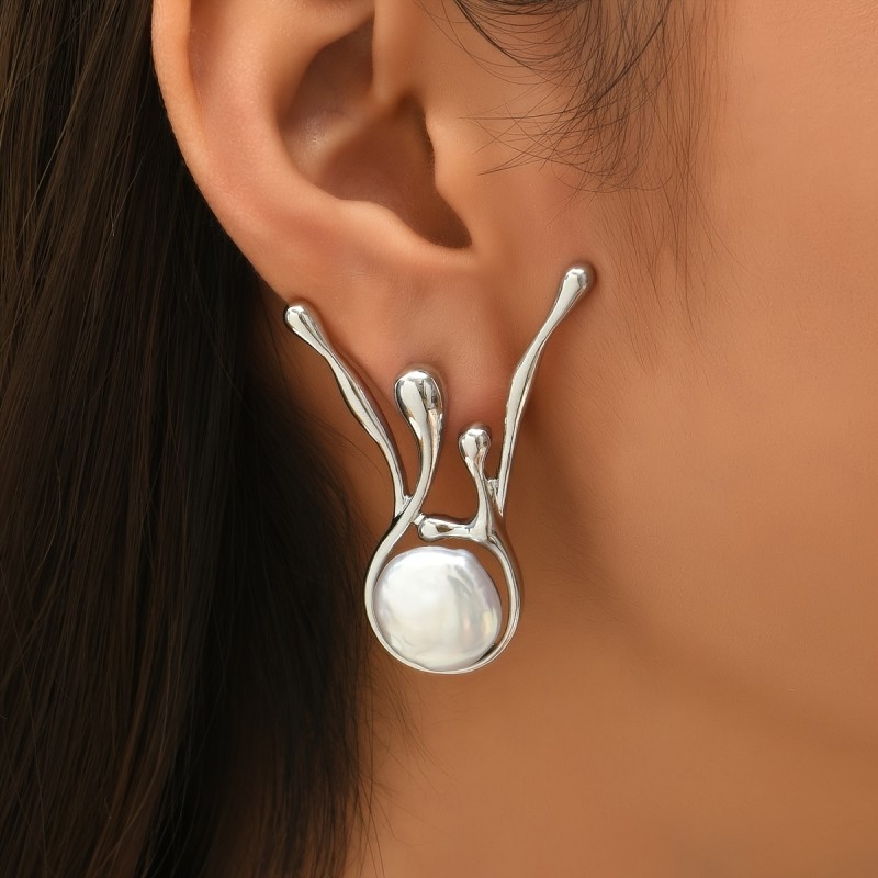 A Pair Of Baroque Fashion Stud Earrings