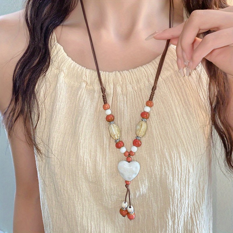 A Vintage Elegant Ethnic Holiday-Style Ceramic Heart-Shaped Oval Bead Pendant Necklace