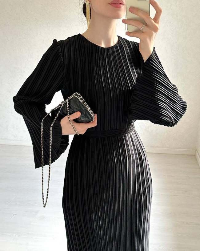 Elegant Pleated Trumpet Sleeve Midi Dress