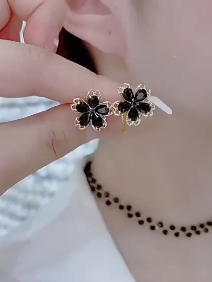 Temperament Black Color Flower Stud Earrings Simple Style Zinc Alloy Ear Piercing Jewelry（Buy one, get one free！）