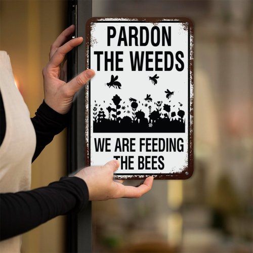 Funny Garden Metal Sign Pardon The Weeds We Are Feeding Bees Aluminum Metal Wall Hanging Decoration For Farmhouse Garden Yard Fence Gate Door Beekeeper Sign Save Bees Notice Signage Novelty Gift, Gift For Her Gift Idea Couple