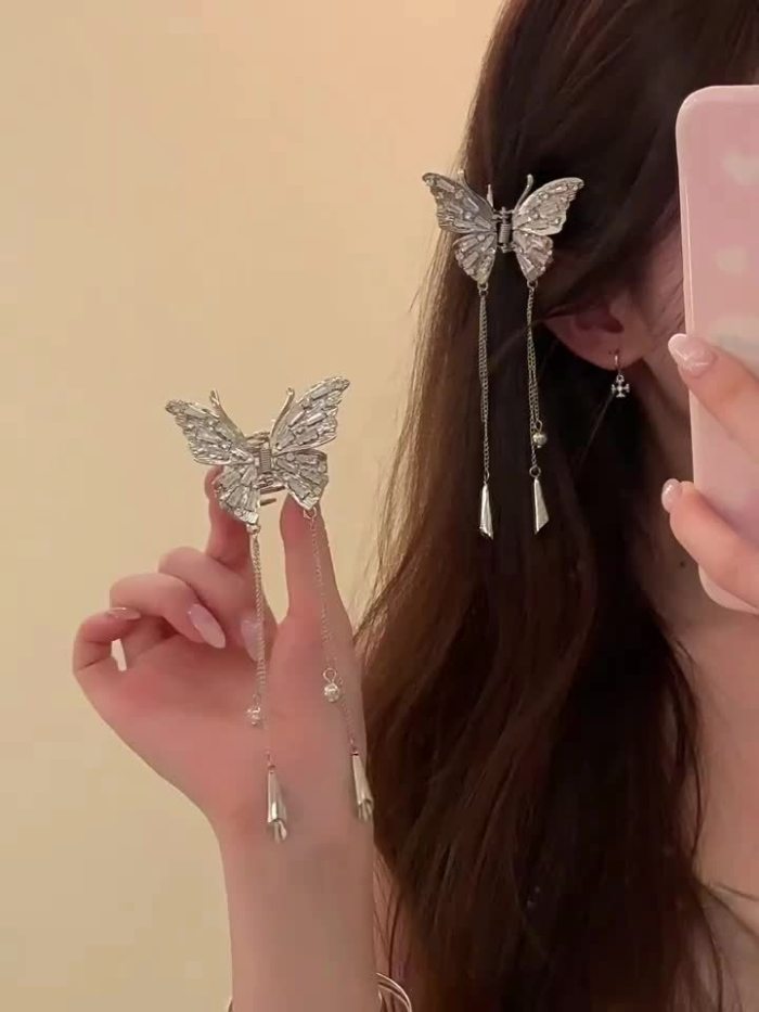 Elegant Chinese Style Hair Clip With Butterfly And Rhinestone Decorations
