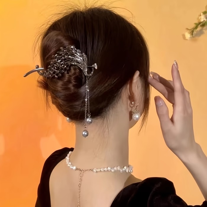 Peacock Hairpin with Rhinestone Decoration, a Secure Clip Suitable for Thick Hairstyles And Ponytails.