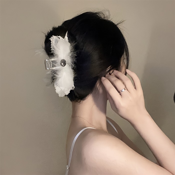 Elegant Ostrich Feather Hair Claw - Large, Strong Grip Shark Clip for Ballet & Stage Performances - Vintage Style Alloy Accessory