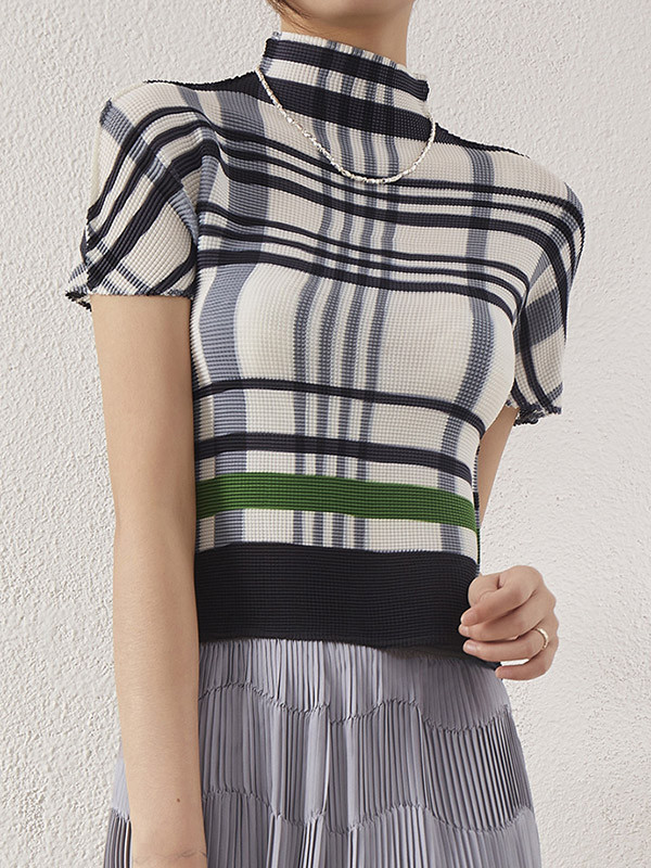Pleated Contrast Color Short Sleeves Mock Neck T-Shirts Tops