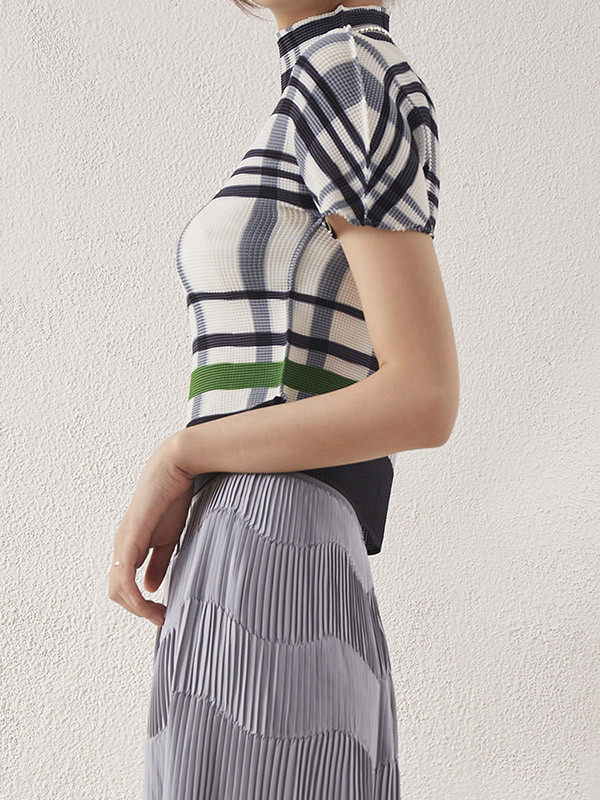 Pleated Contrast Color Short Sleeves Mock Neck T-Shirts Tops