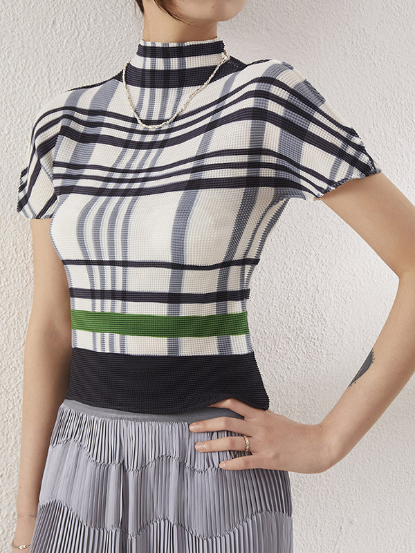 Pleated Contrast Color Short Sleeves Mock Neck T-Shirts Tops