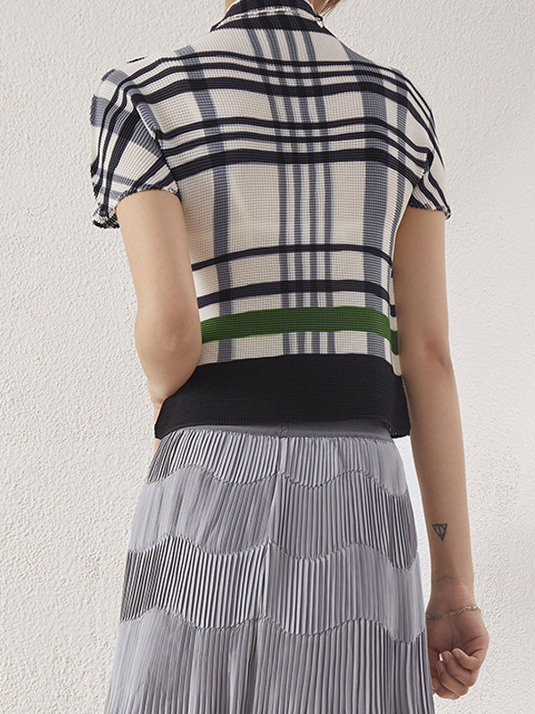 Pleated Contrast Color Short Sleeves Mock Neck T-Shirts Tops