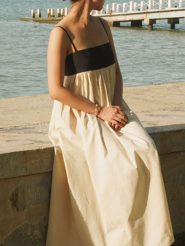 Split-Joint Pleated Contrast Color Loose A-Line Spaghetti-Neck Maxi Dresses